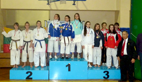 Dešinėje legendinis 10 Dan meistras Kenet Funakoši.