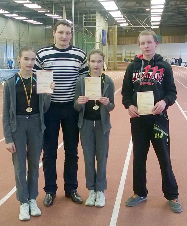 R. Žikaitė, treneris M. Skamarakas, A. Žikaitė ir D. Varanius.