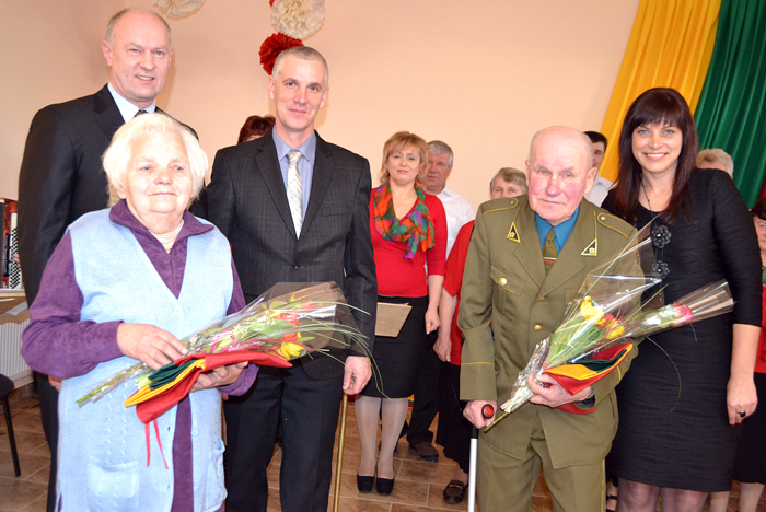 Nusipelniusiems Gruzdiškės bendruomenės nariams įteiktos Trispalvės.
