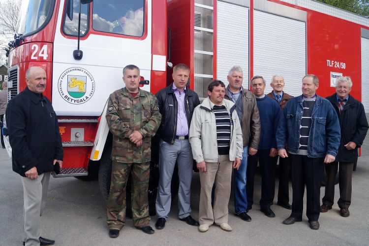 Betygalos ugniagesių komanda ir ugniagesiai veteranai dešinėje prie naujojo automobilio.