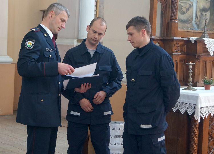 Raseinių PGT viršininkas Giedrius Stonys (kairėje) priėmė naujųjų ugniagesių Arno Vaičiulio ir Vidmanto Džiaugio priesaikas.