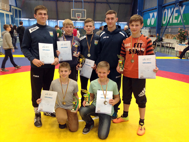 Raseinių imtynių sporto klubo „Lūšis“ sportininkai.