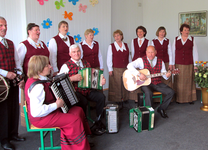 Muzika ir dainomis sveikiname mamas.
