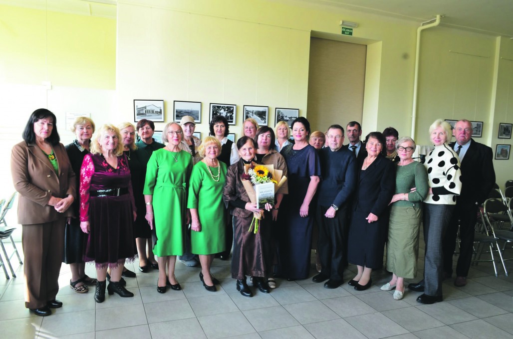 M. B. Navakauskienė su šventės svečiais.